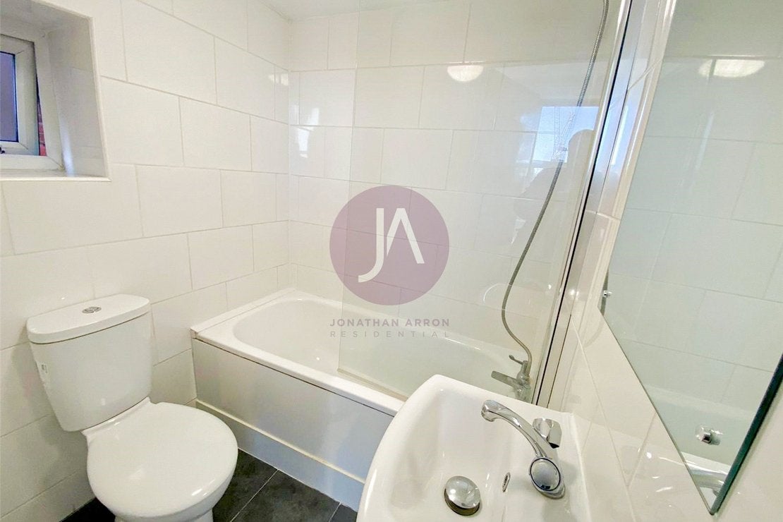 Flat Fawley Road in Greater London