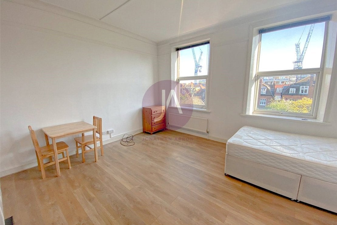 Flat Fawley Road in Greater London