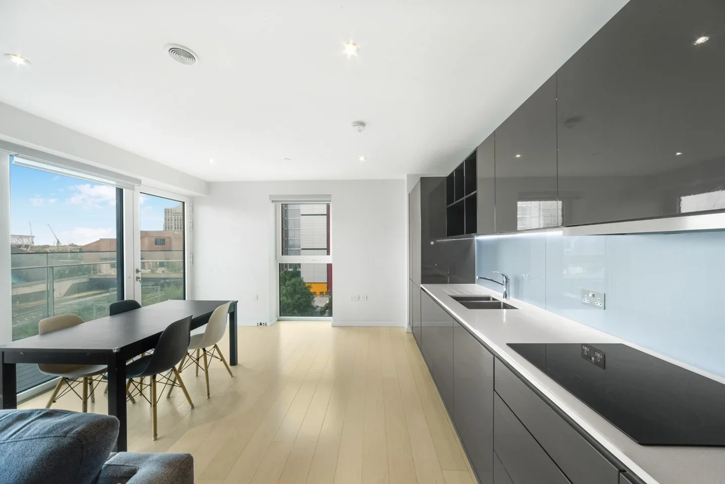 Flat Westfield Avenue in Greater London