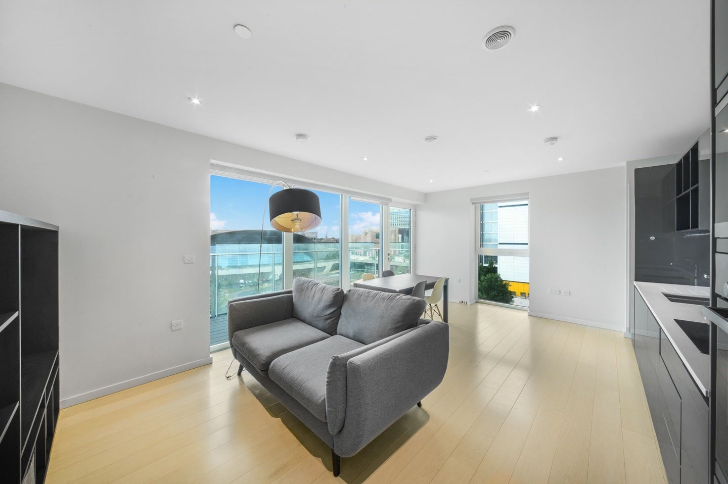 Flat Westfield Avenue in Greater London