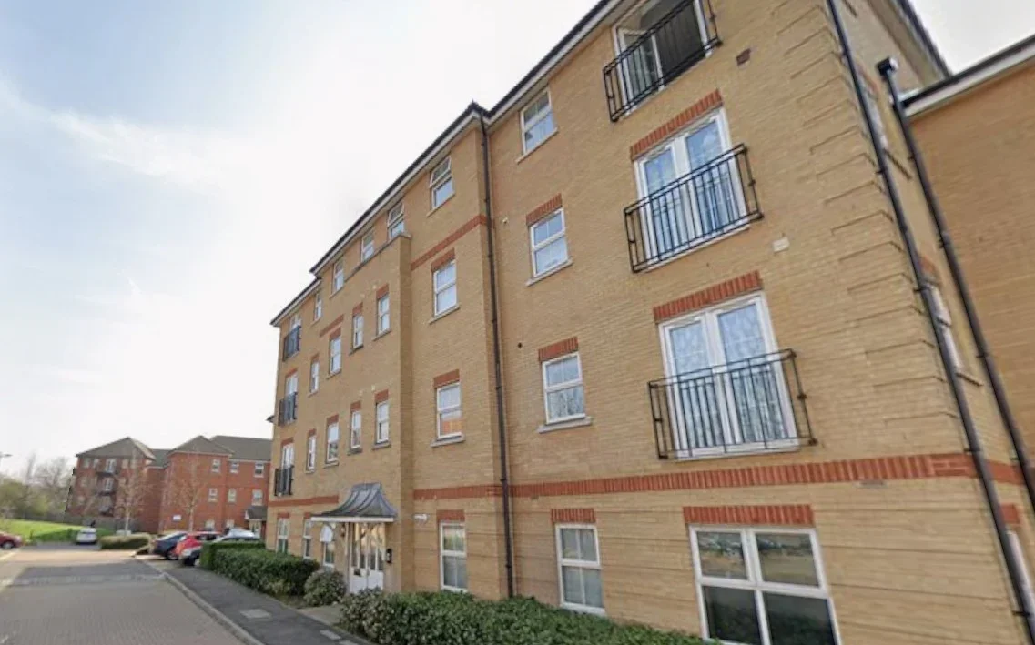 Flat Piper Way in Greater London