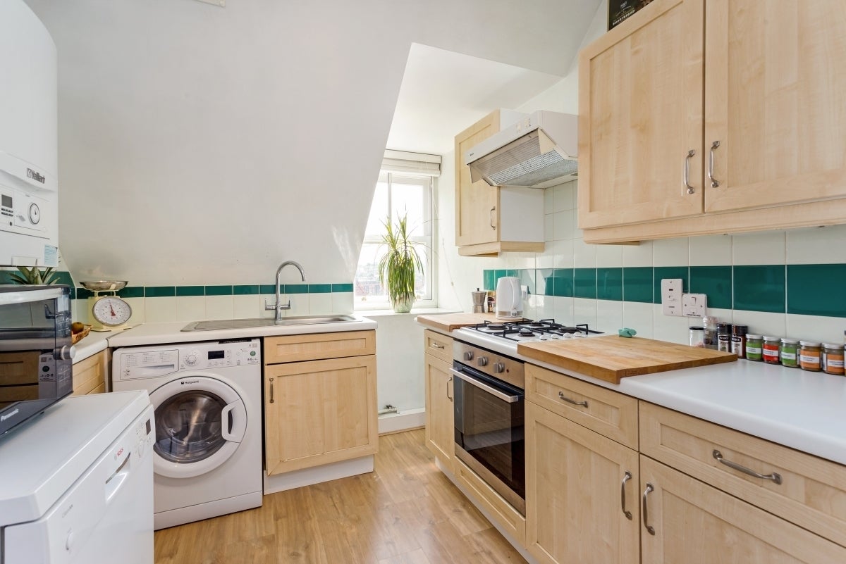 Flat Hillfield Avenue in Greater London