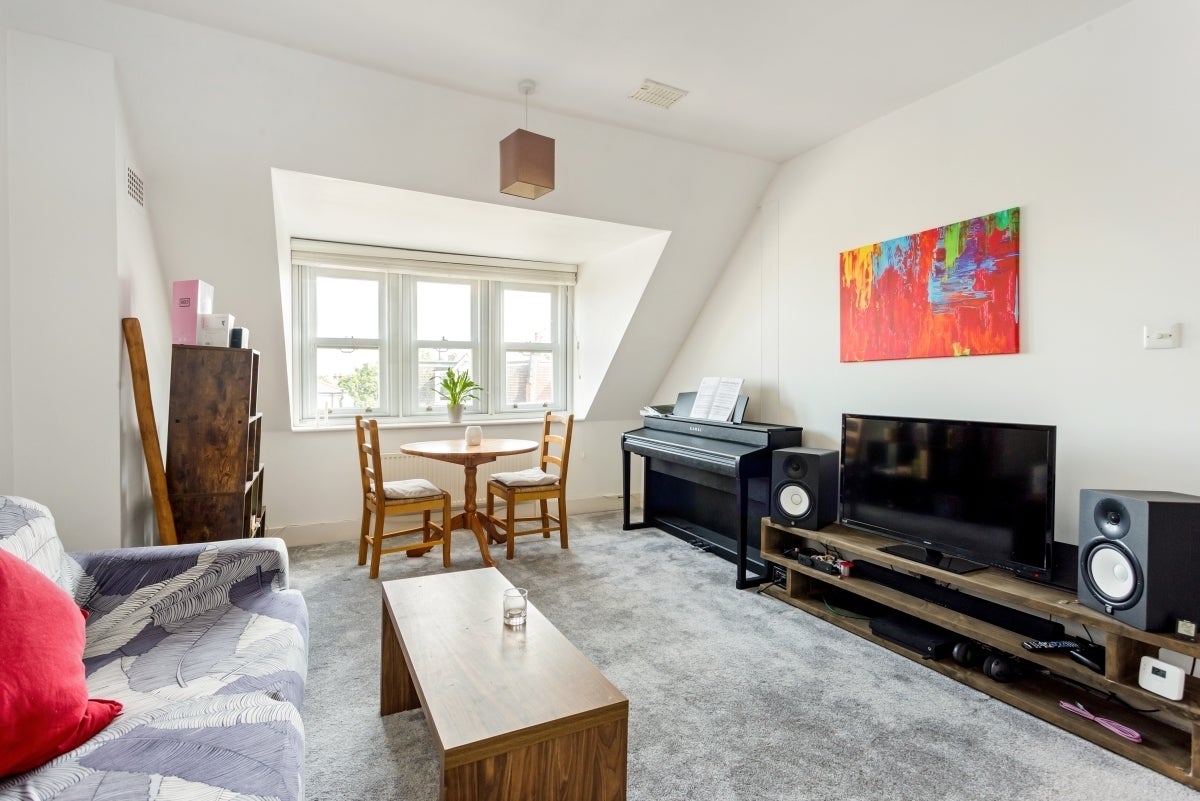Flat Hillfield Avenue in Greater London