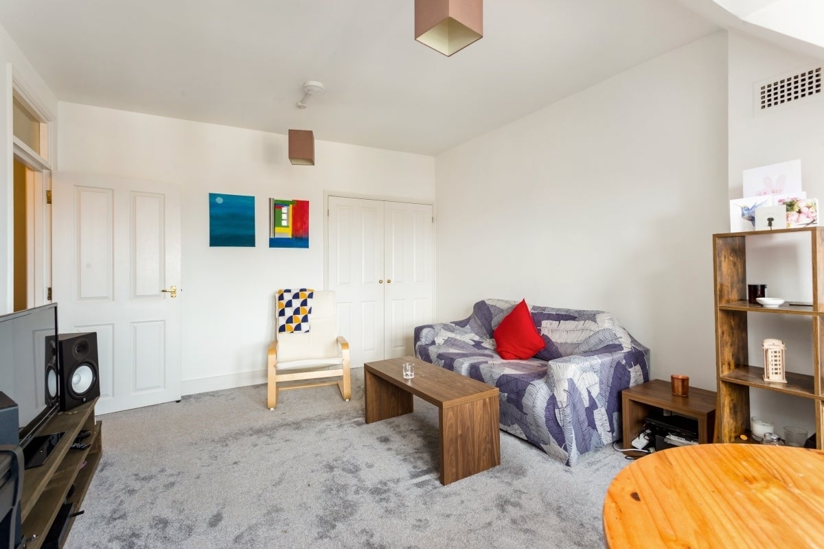 Flat Hillfield Avenue in Greater London