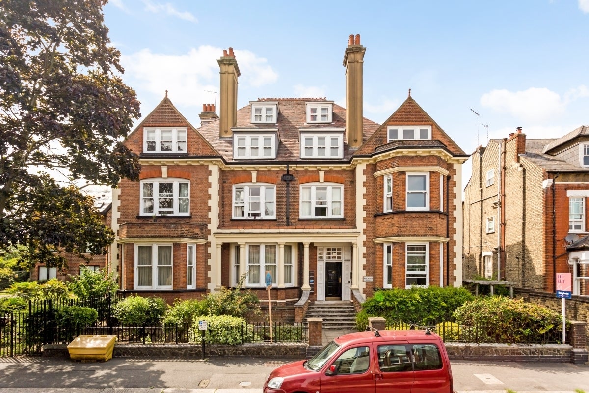 Flat Hillfield Avenue in Greater London