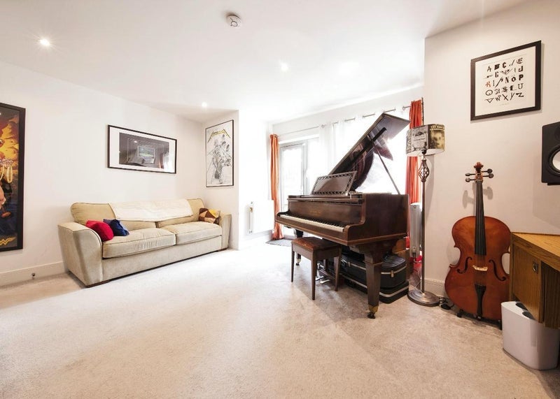 Flat Dagnall Park in Greater London