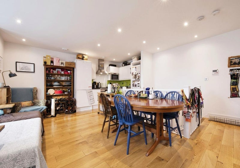 Flat Dagnall Park in Greater London