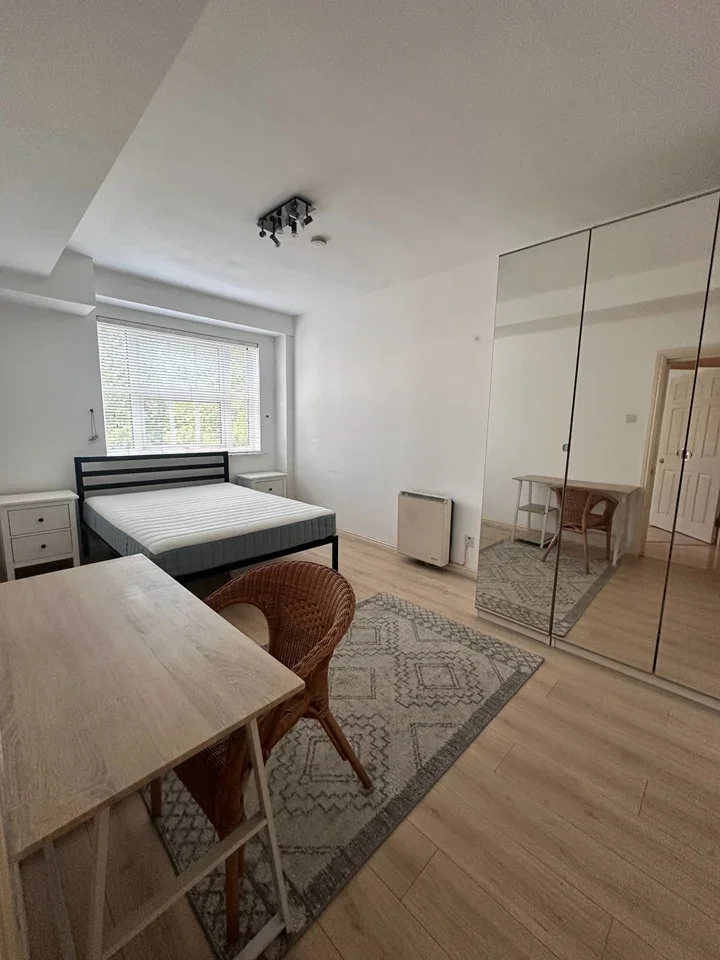 Flat Cartwright Street in Greater London