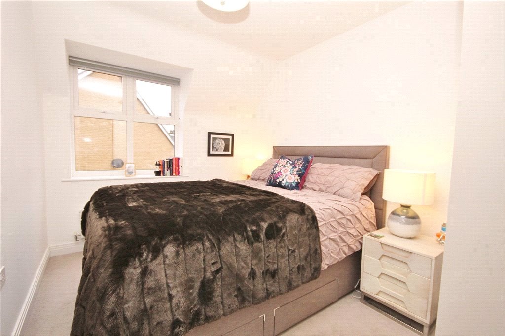 Flat Queenswod Crescent in Borough of Runnymede