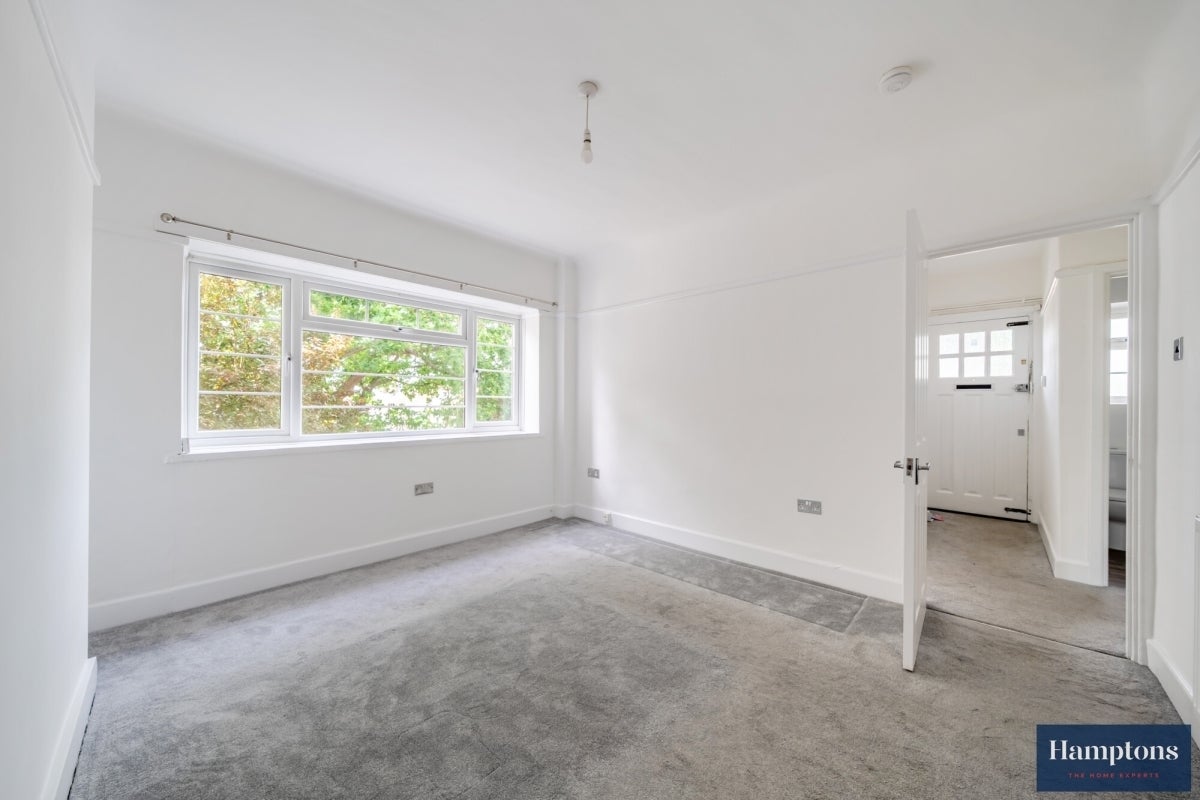 Flat Tenbury Court in Greater London