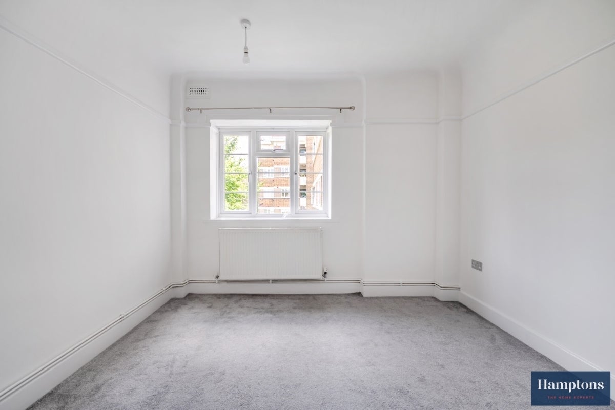 Flat Tenbury Court in Greater London