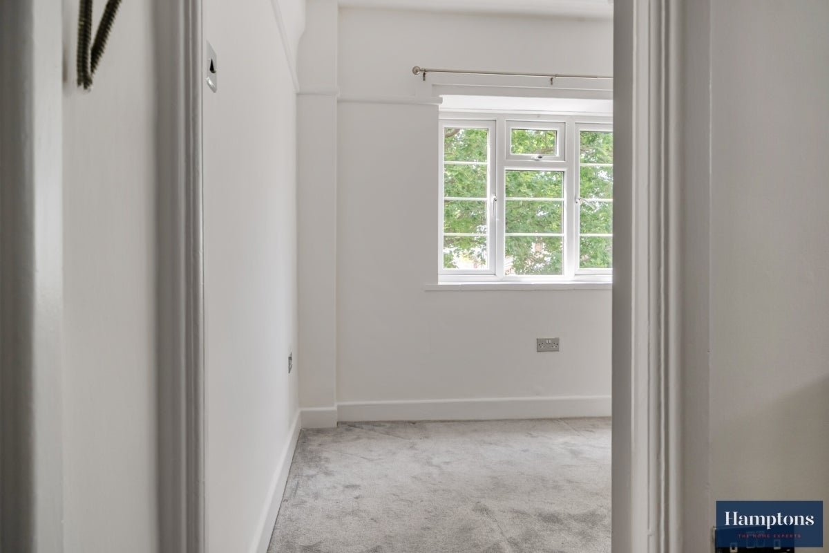 Flat Tenbury Court in Greater London