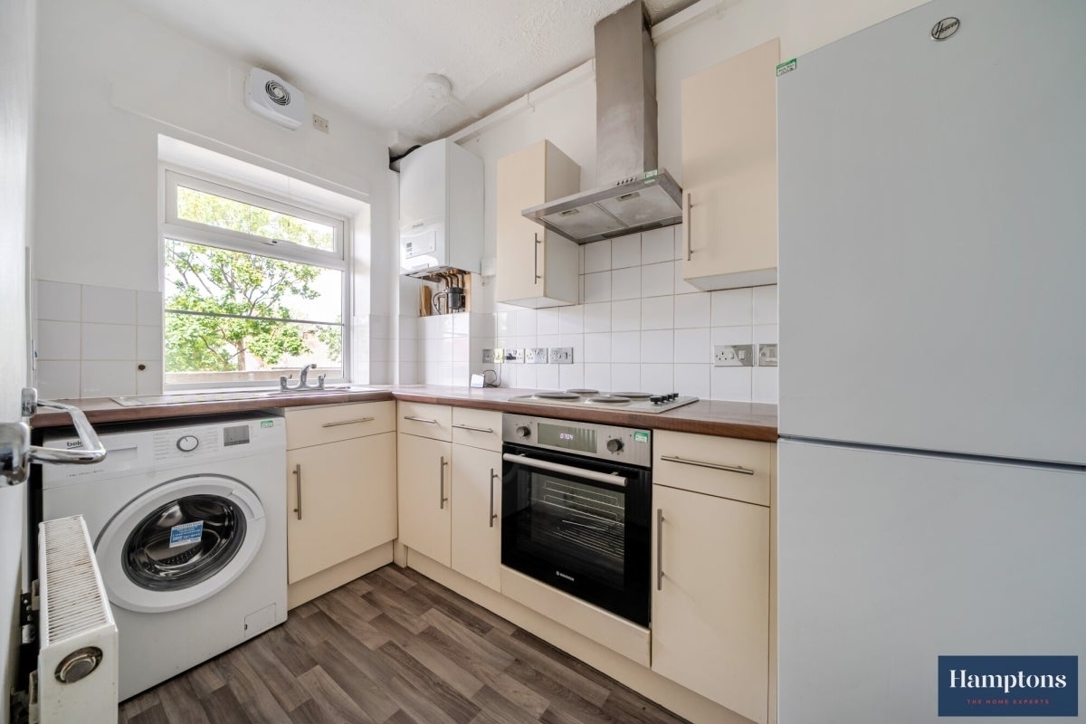 Flat Tenbury Court in Greater London