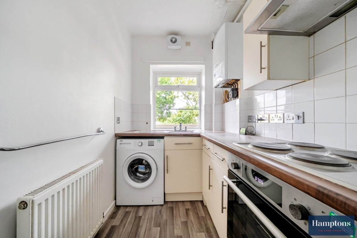 Flat Tenbury Court in Greater London