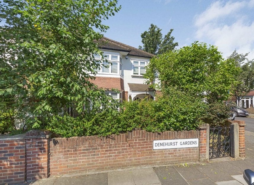 House Denehurst Gardens in Greater London