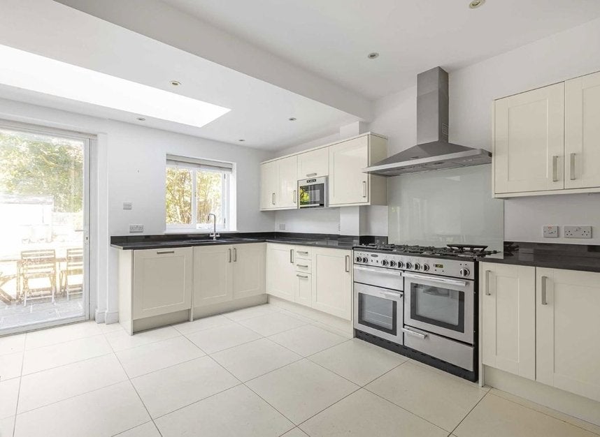 House Denehurst Gardens in Greater London