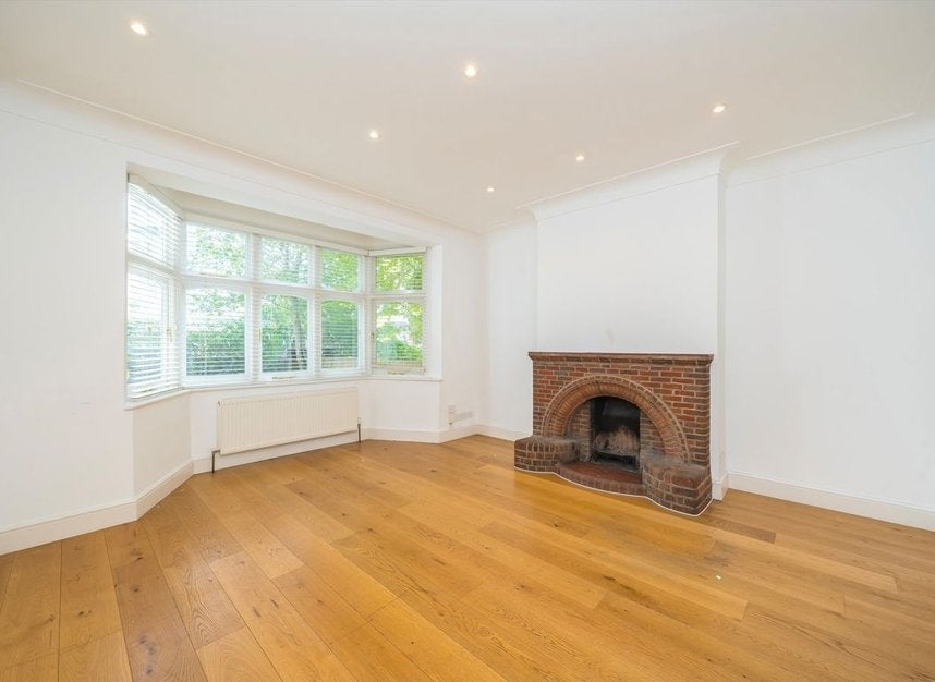 House Denehurst Gardens in Greater London