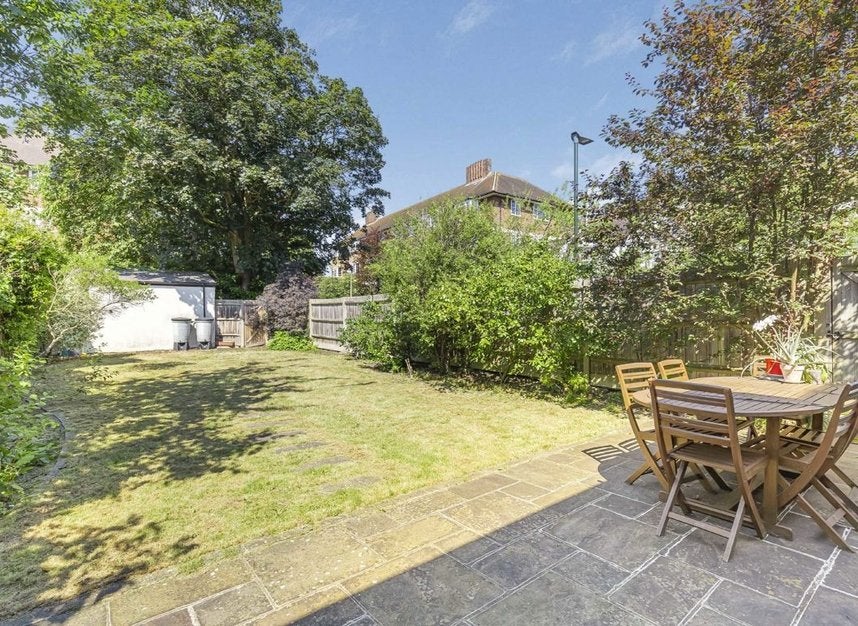 House Denehurst Gardens in Greater London