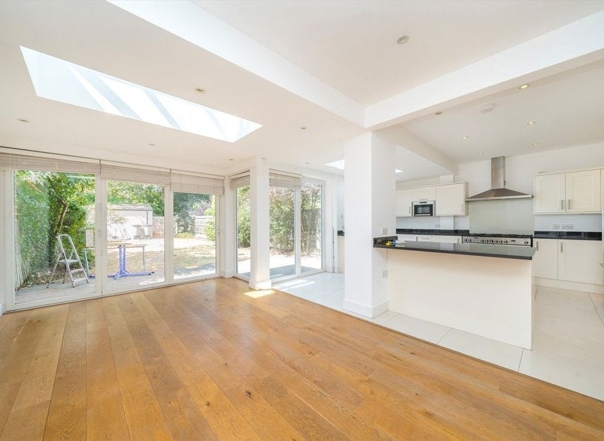 House Denehurst Gardens in Greater London