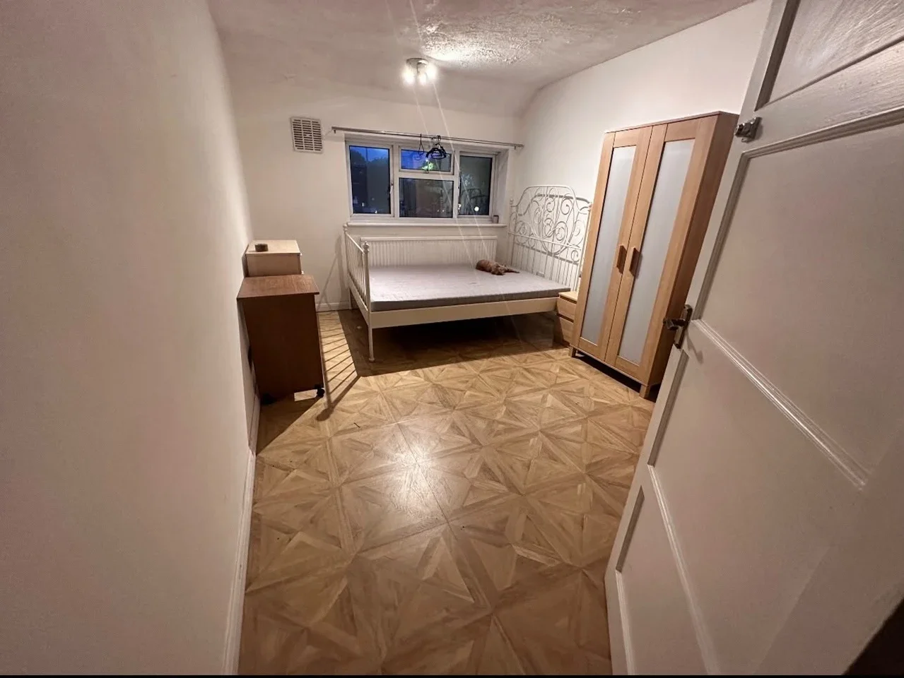 Room North Hill Drive in Greater London