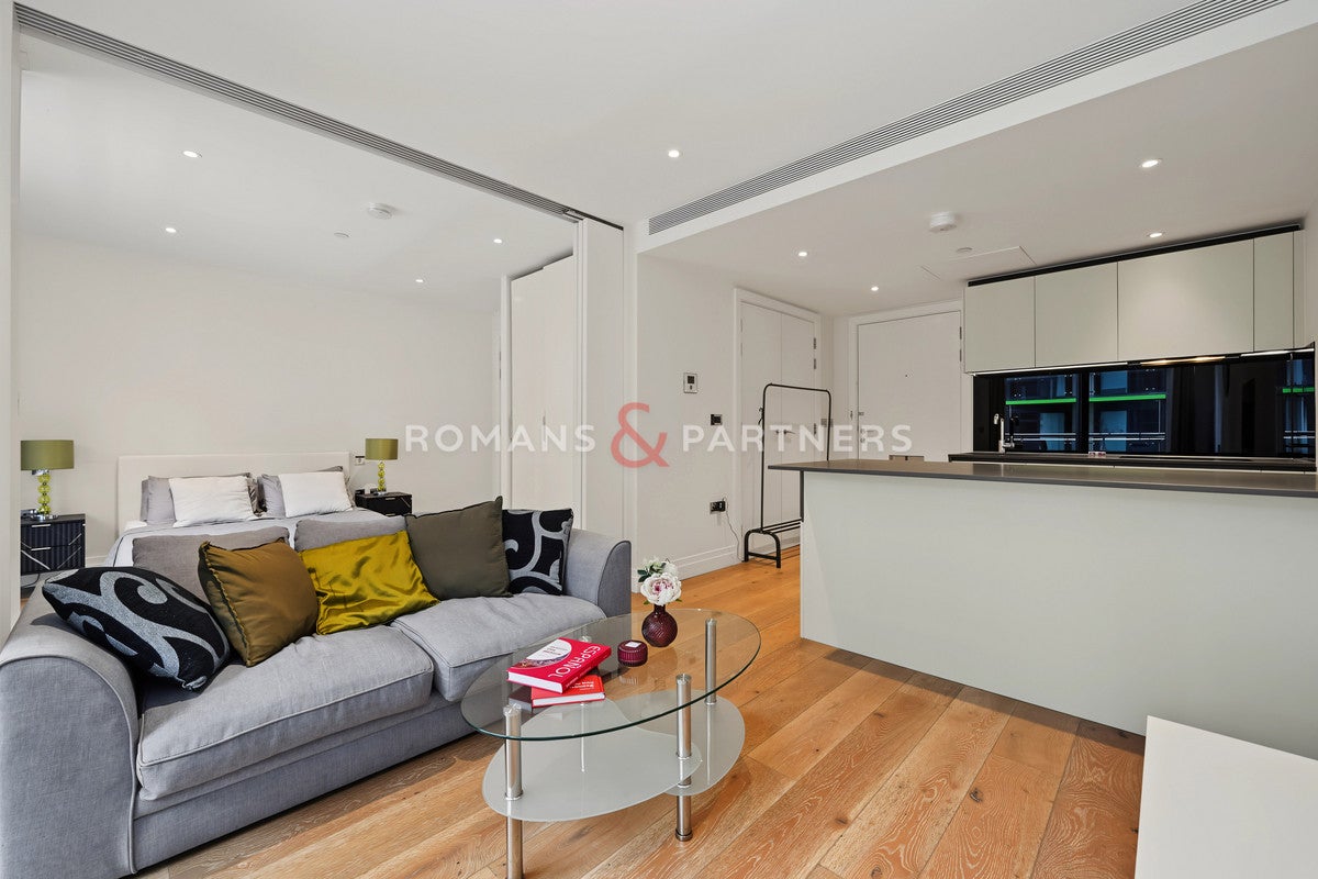 Flat Nine Elms Lane in Greater London