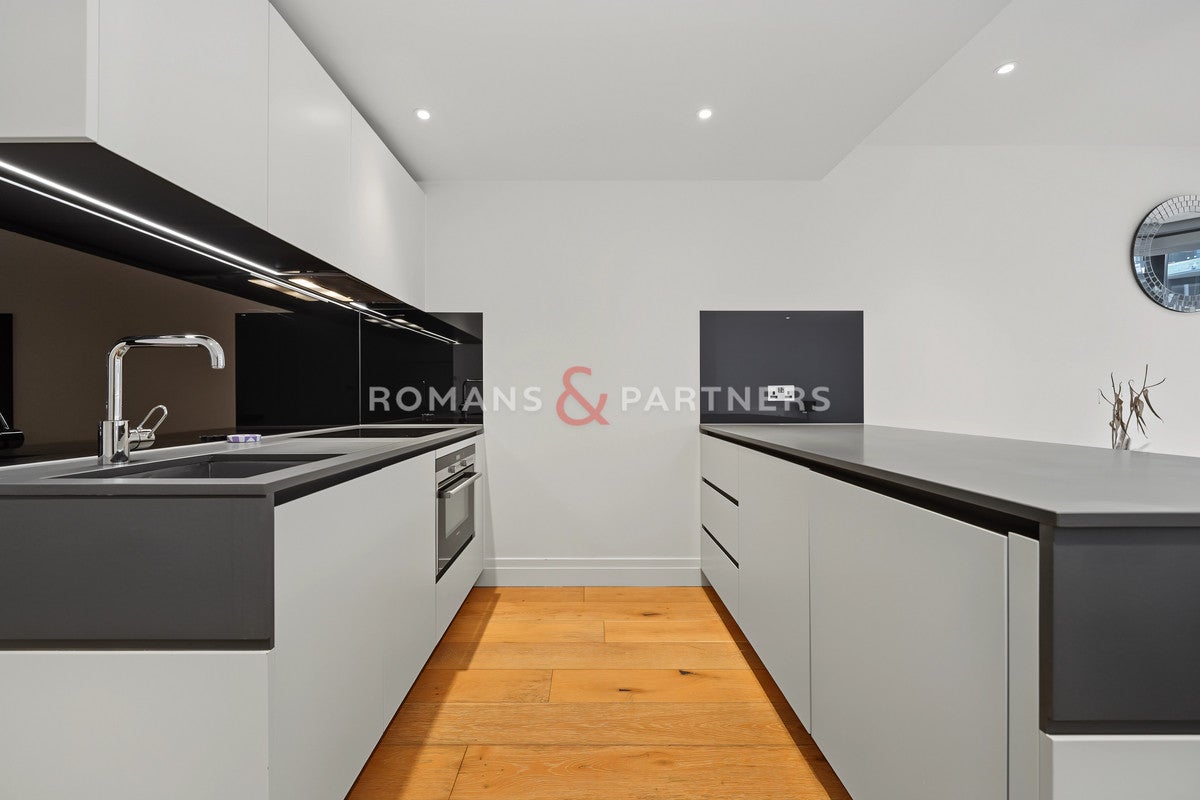 Flat Nine Elms Lane in Greater London