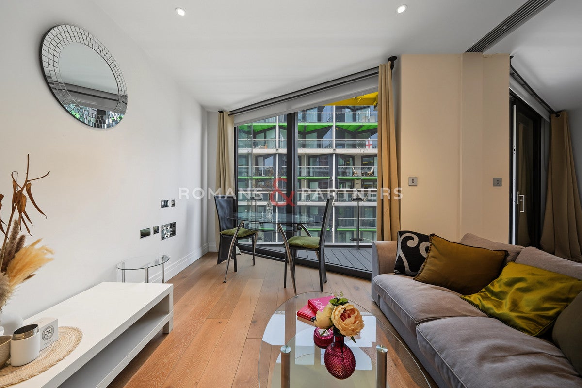 Flat Nine Elms Lane in Greater London