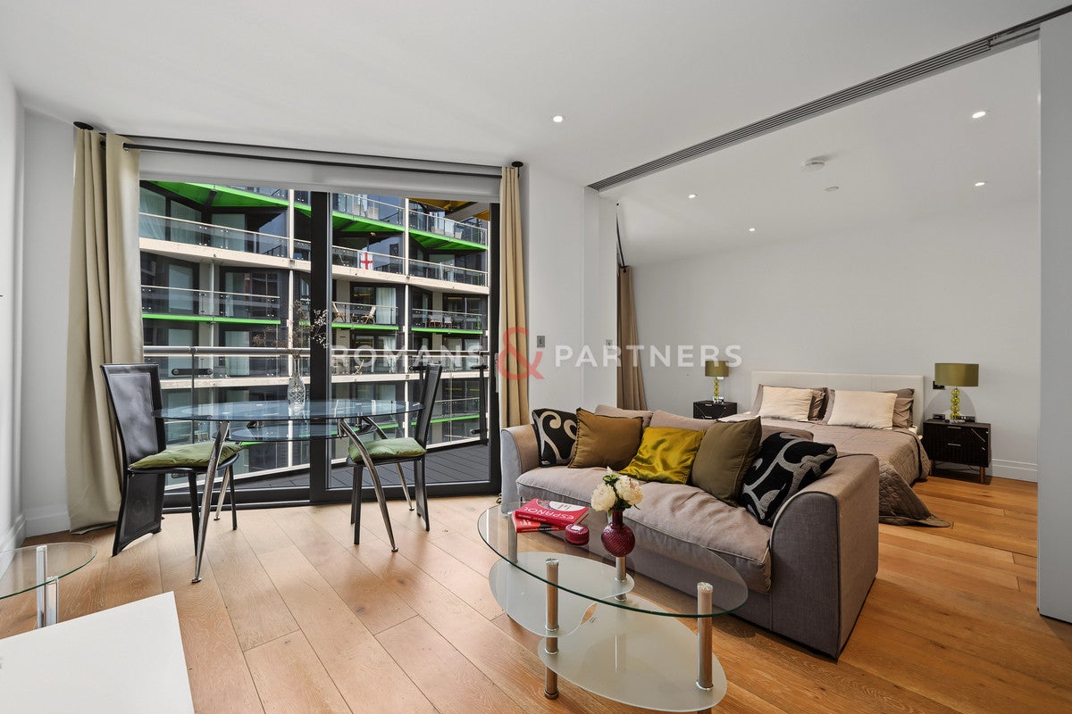 Flat Nine Elms Lane in Greater London