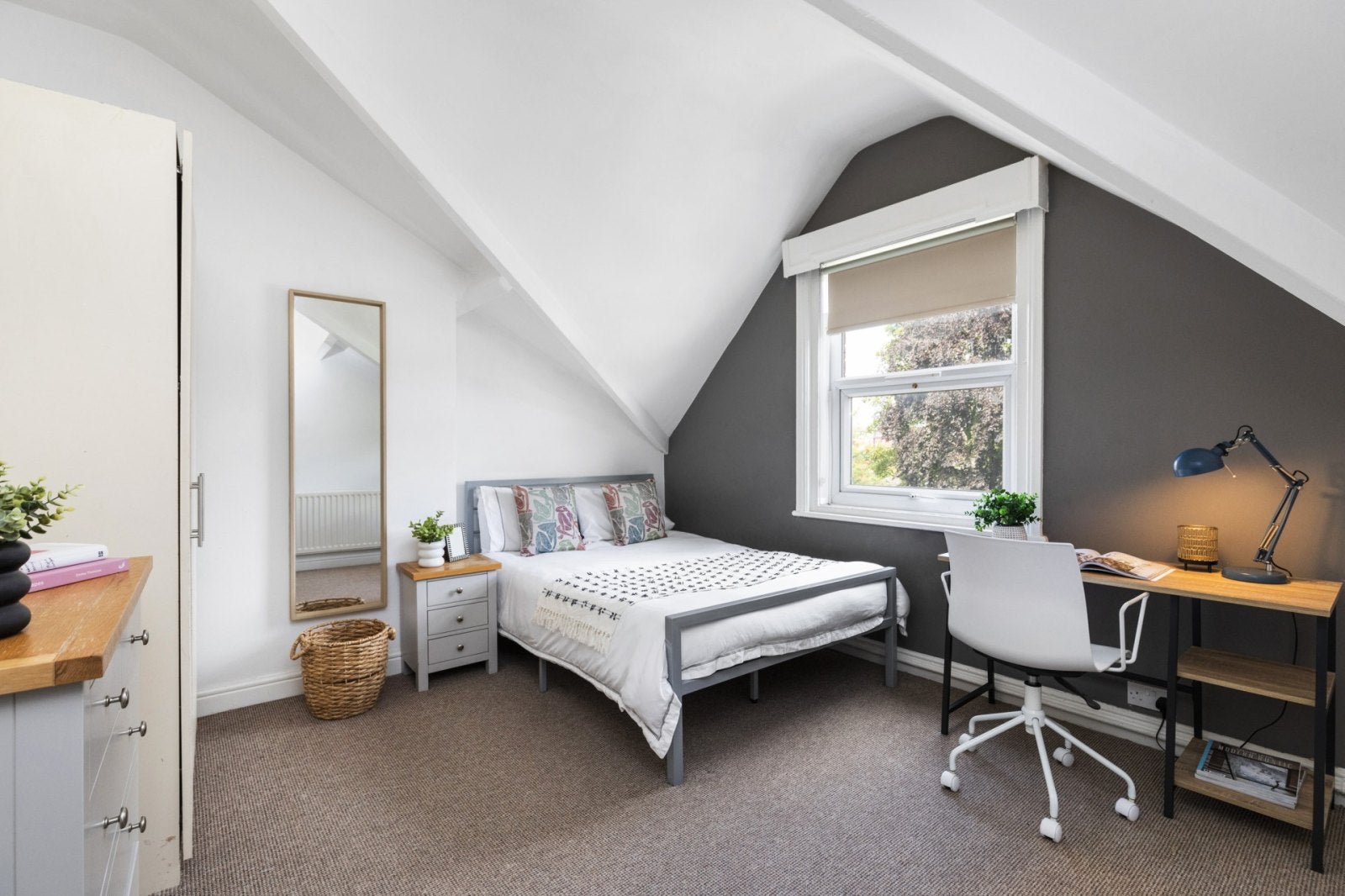 Room St. Michael's Crescent in Leeds