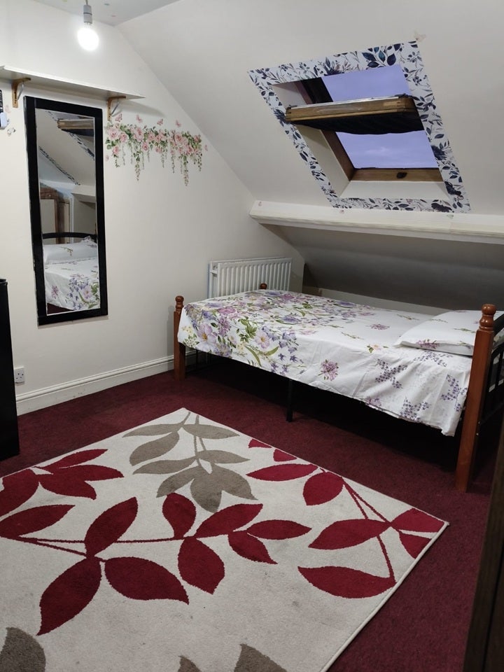 Room Dudden Hill Lane in Greater London