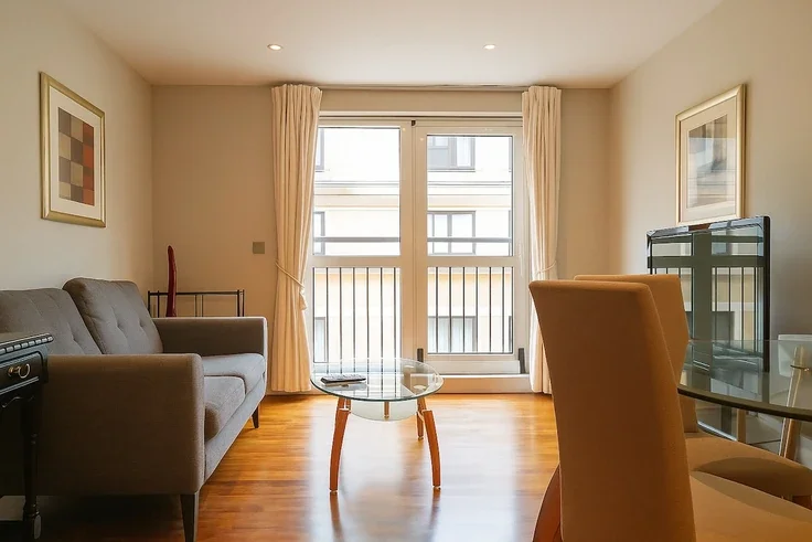 Flat Pepys Street in City of London
