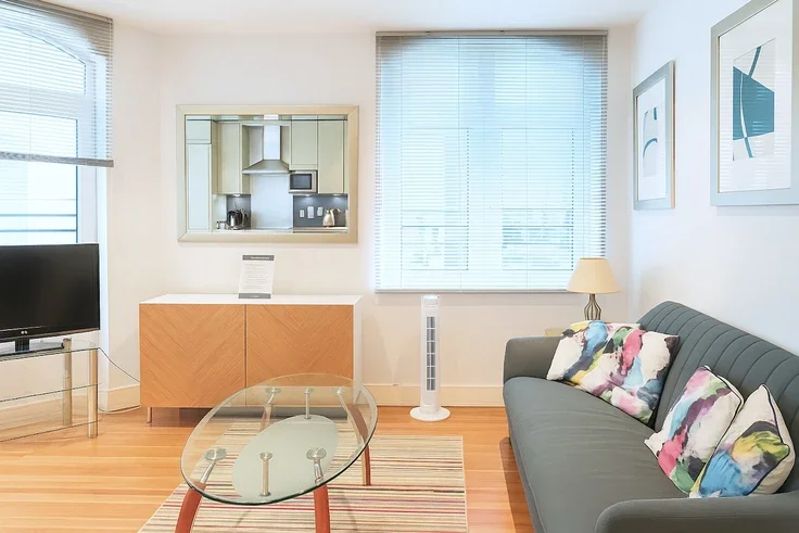 Flat Pepys Street in City of London