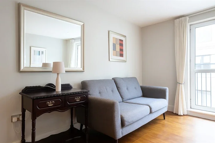 Flat Pepys Street in City of London