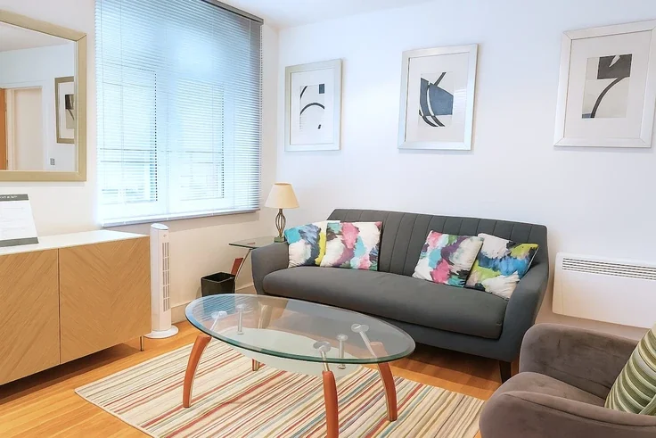 Flat Pepys Street in City of London