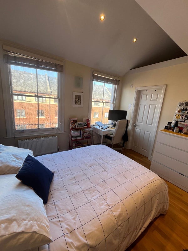 Room Manor Gardens in Greater London