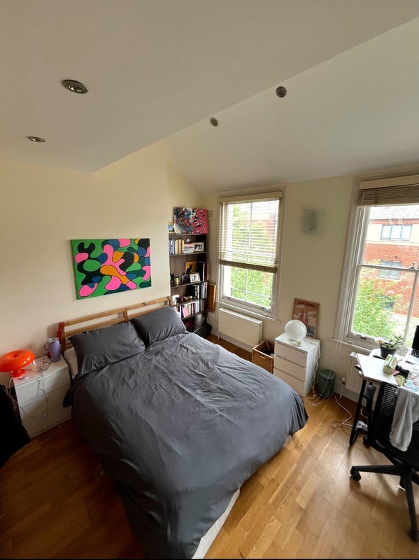 Room Manor Gardens in Greater London