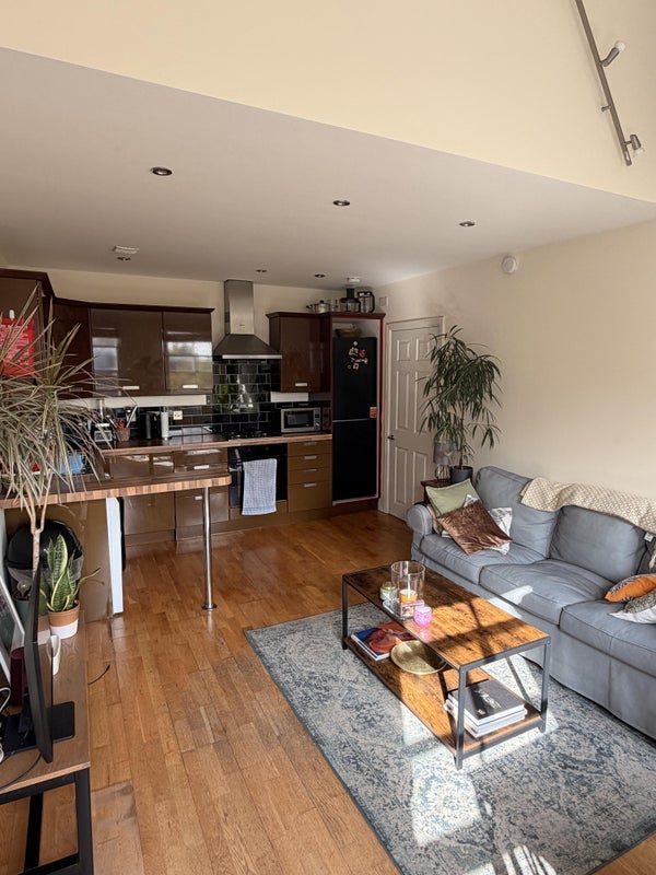 Room Manor Gardens in Greater London