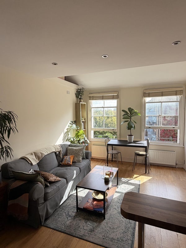Room Manor Gardens in Greater London