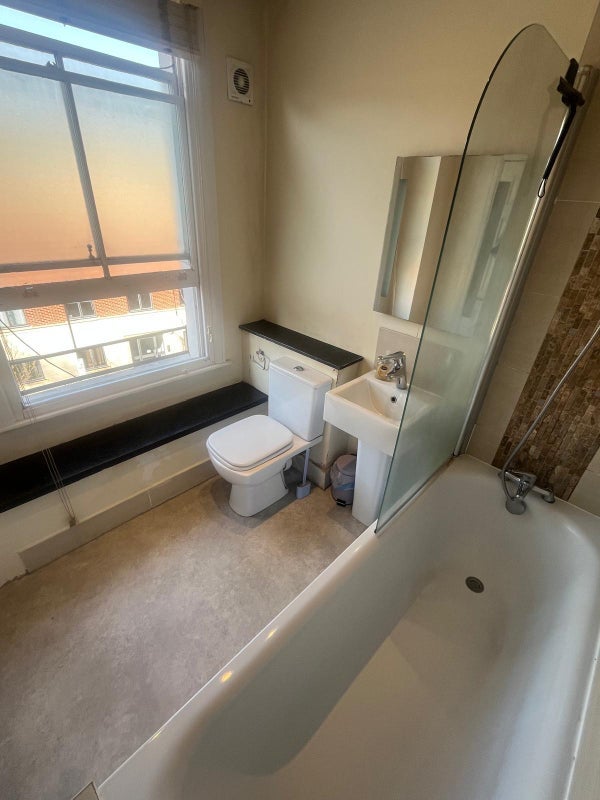 Room Manor Gardens in Greater London