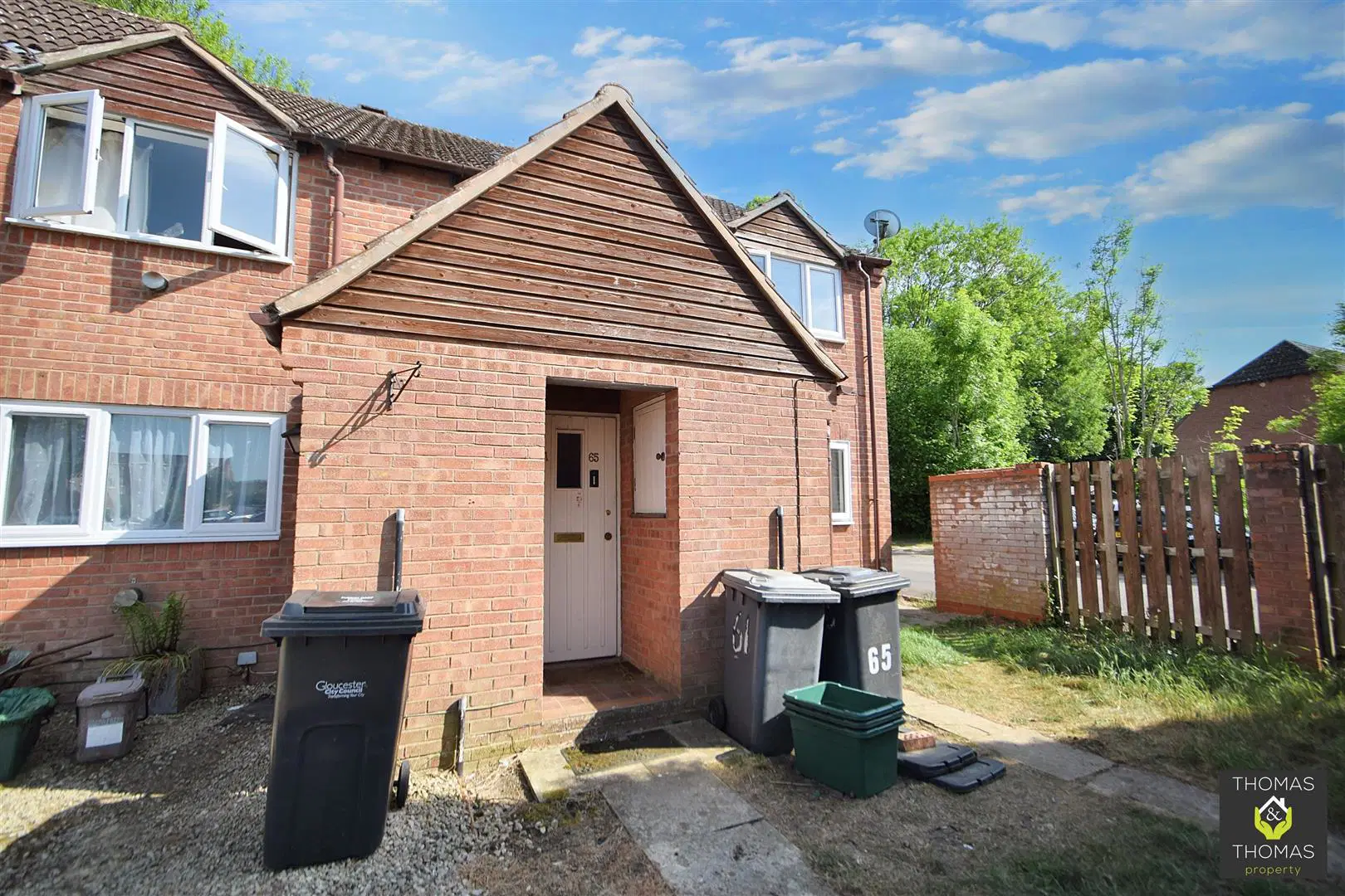 Flat Deerhurst Place in Gloucester