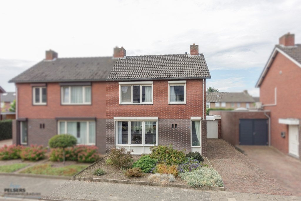 Twee-onder-één-kap te koop: Prins Clausstraat 58, Reuver