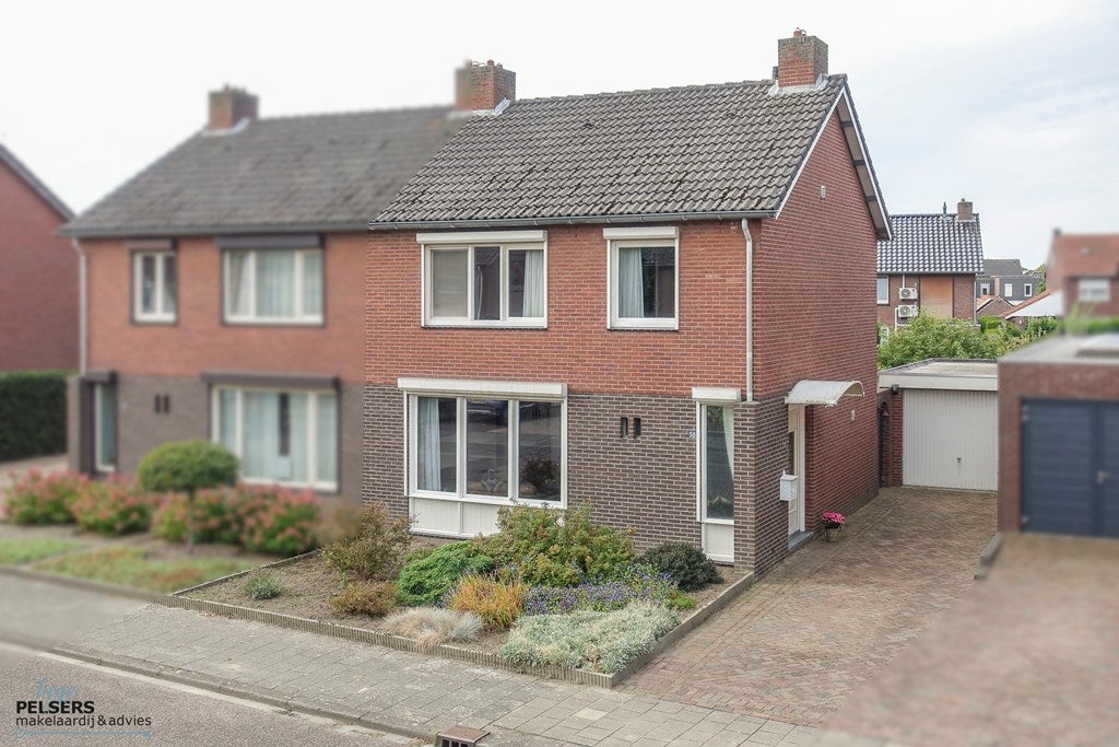 Twee-onder-één-kap te koop: Prins Clausstraat 58, Reuver