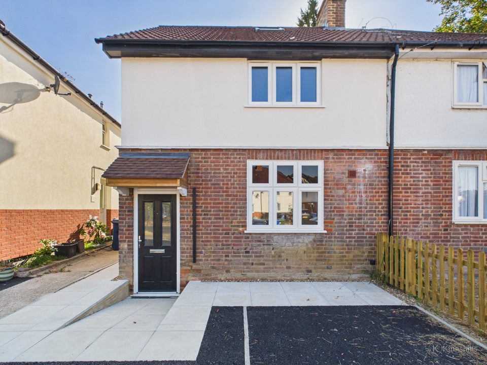Flat Bowerdean Road in High Wycombe Community Board