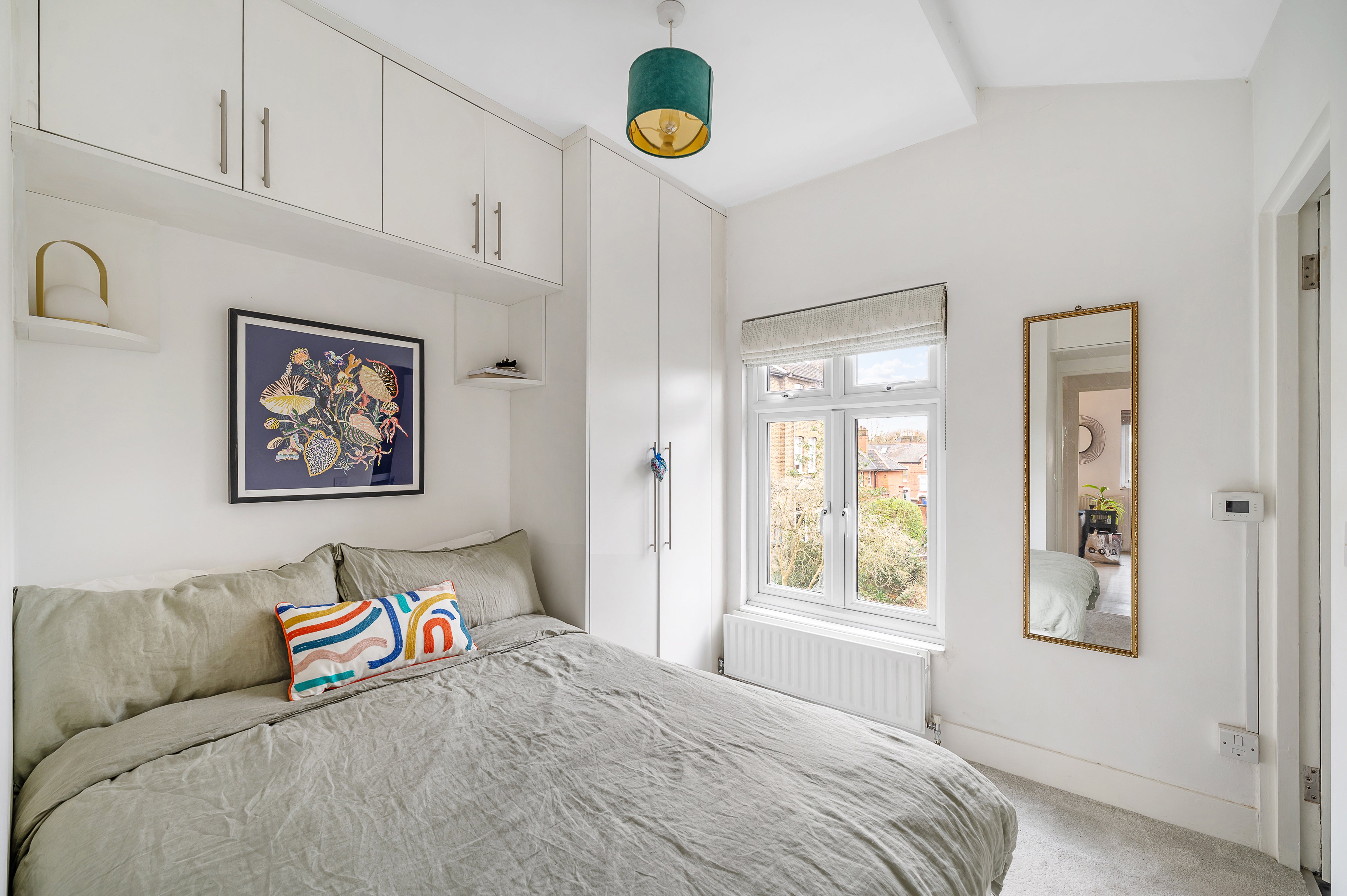 Flat Abbeville Road in Greater London