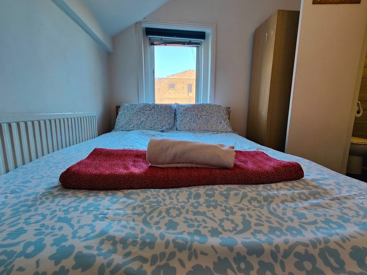 Room Hackney Road in Greater London