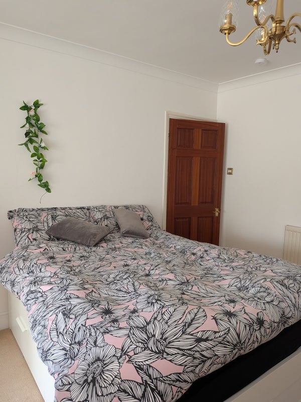 Room Western Avenue in Greater London