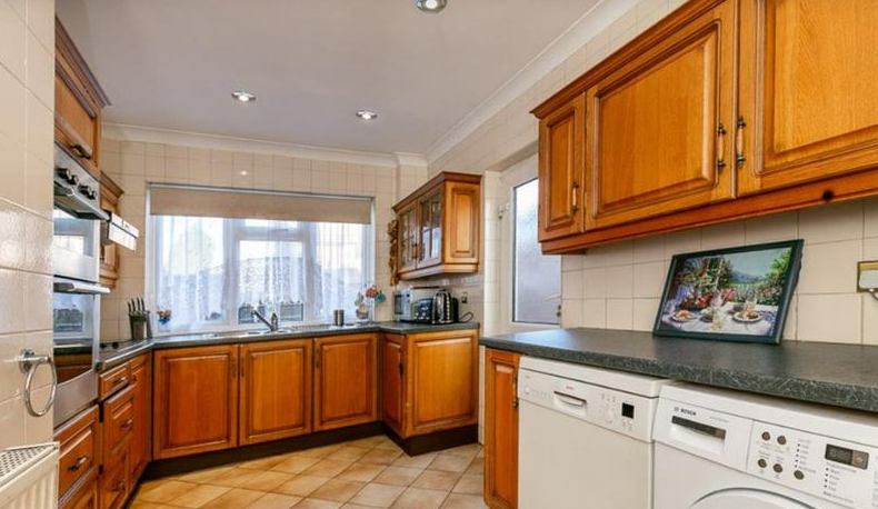 Room Western Avenue in Greater London