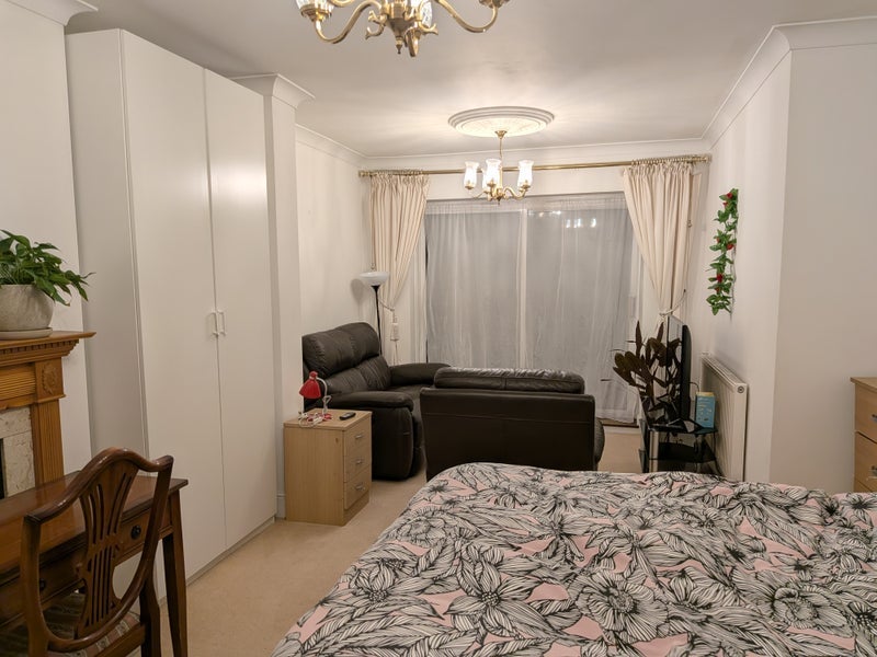 Room Western Avenue in Greater London