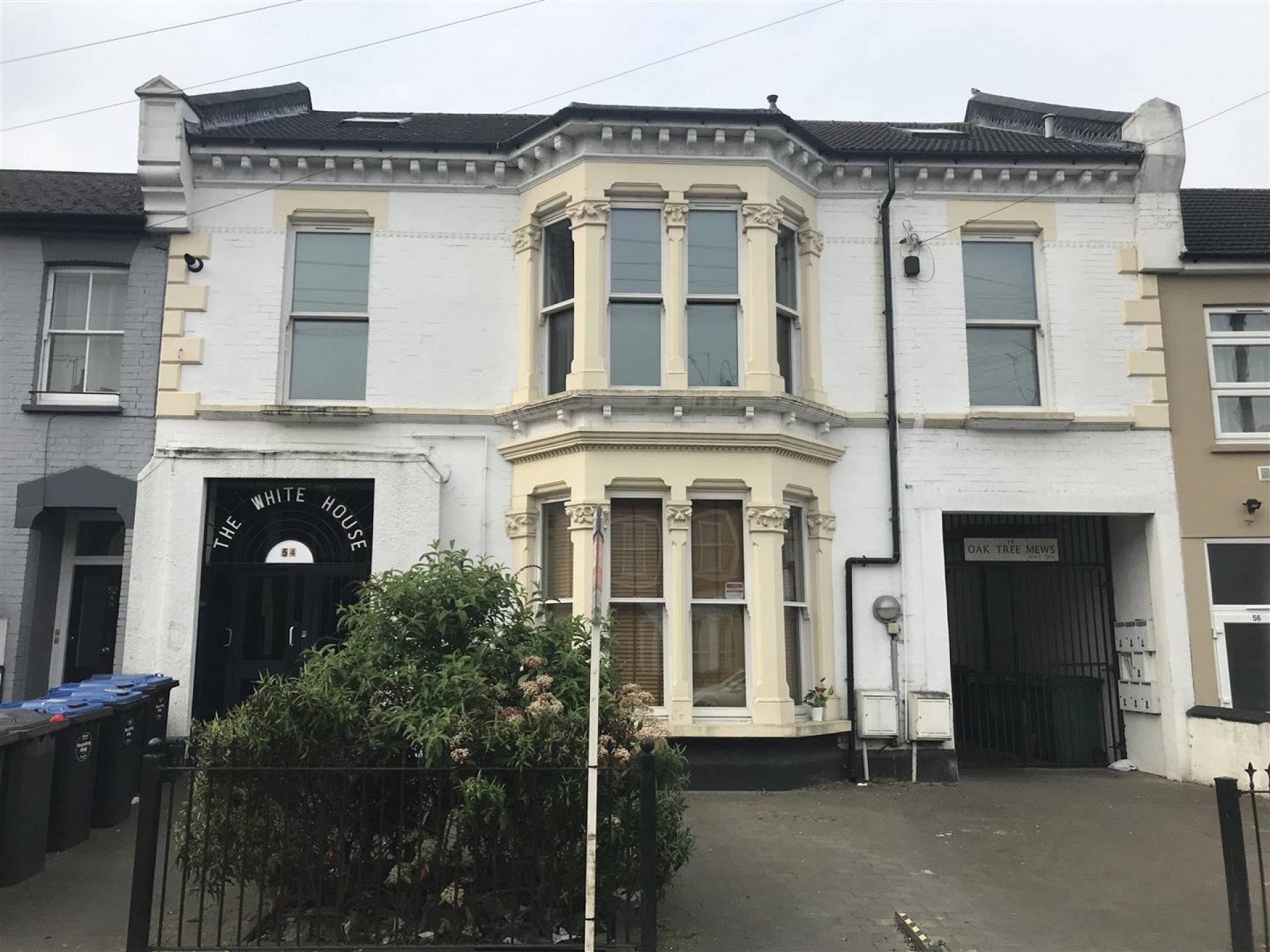 Flat Chaplin Road in Greater London