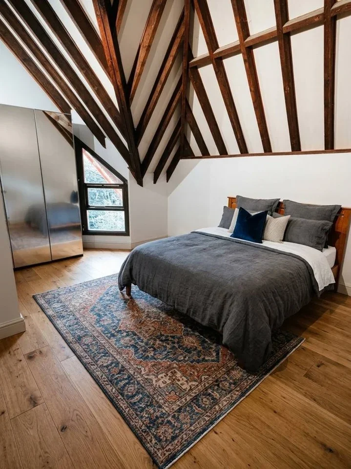 Room Rush Common Mews in Greater London
